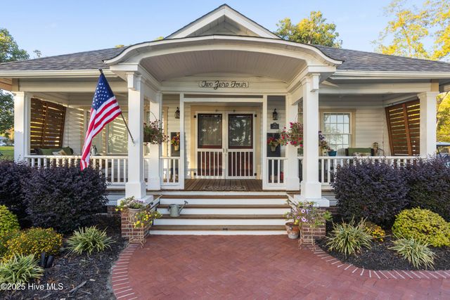 204 Lakeshore Drive, Lake Waccamaw, NC 28450