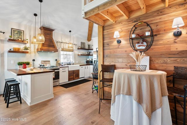 204 Lakeshore Drive, Lake Waccamaw, NC 28450