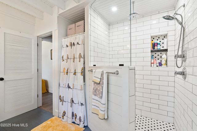 204 Lakeshore Drive, Lake Waccamaw, NC 28450