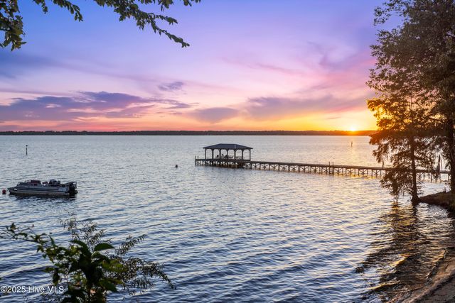 204 Lakeshore Drive, Lake Waccamaw, NC 28450