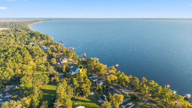 204 Lakeshore Drive, Lake Waccamaw, NC 28450