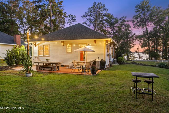 204 Lakeshore Drive, Lake Waccamaw, NC 28450