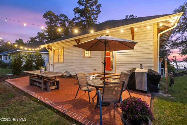 204 Lakeshore Drive, Lake Waccamaw, NC 28450