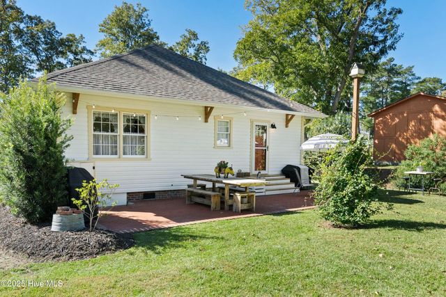 204 Lakeshore Drive, Lake Waccamaw, NC 28450