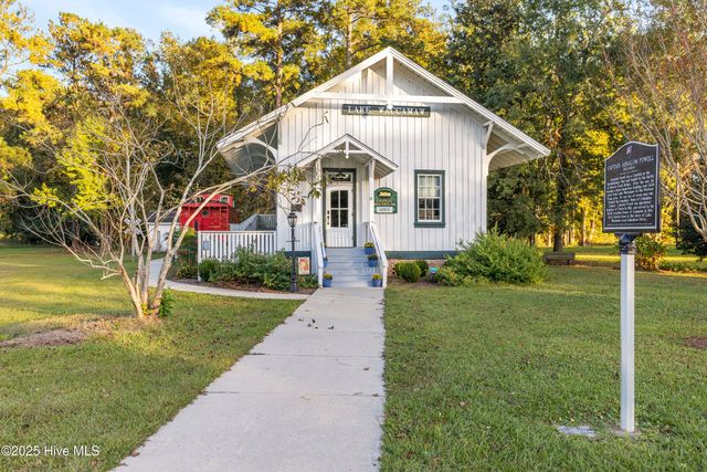 204 Lakeshore Drive, Lake Waccamaw, NC 28450