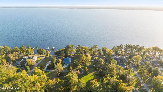 204 Lakeshore Drive, Lake Waccamaw, NC 28450