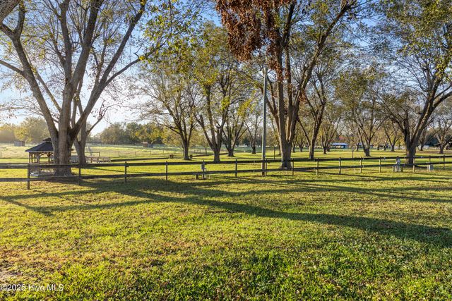 204 Lakeshore Drive, Lake Waccamaw, NC 28450