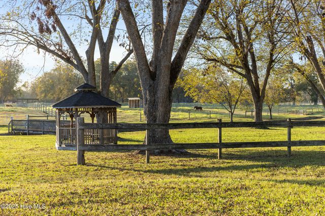 204 Lakeshore Drive, Lake Waccamaw, NC 28450