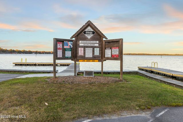 204 Lakeshore Drive, Lake Waccamaw, NC 28450