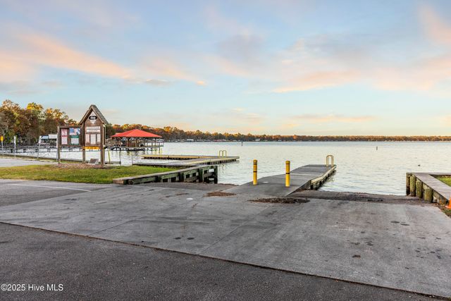 204 Lakeshore Drive, Lake Waccamaw, NC 28450