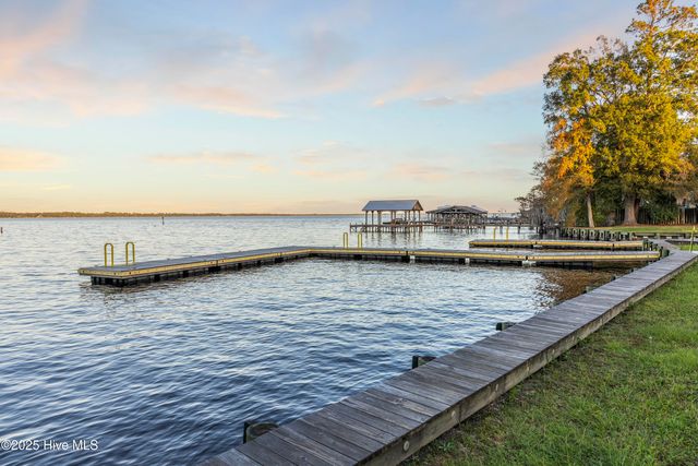 204 Lakeshore Drive, Lake Waccamaw, NC 28450