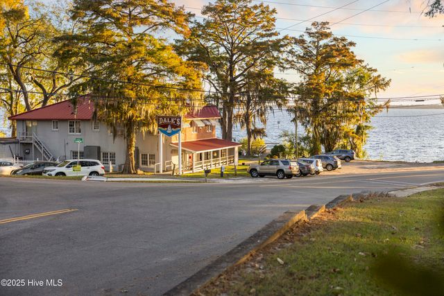 204 Lakeshore Drive, Lake Waccamaw, NC 28450