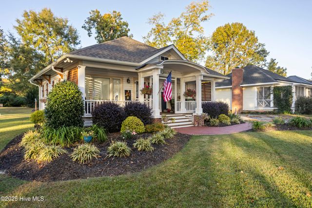 204 Lakeshore Drive, Lake Waccamaw, NC 28450