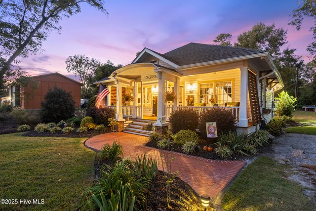 204 Lakeshore Drive, Lake Waccamaw, NC 28450