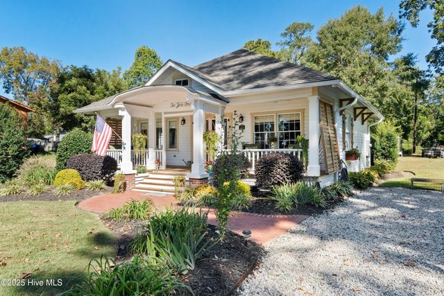 204 Lakeshore Drive, Lake Waccamaw, NC 28450