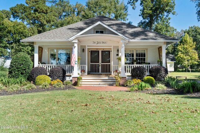 204 Lakeshore Drive, Lake Waccamaw, NC 28450