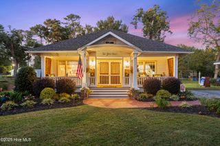 204 Lakeshore Drive, Lake Waccamaw, NC 28450