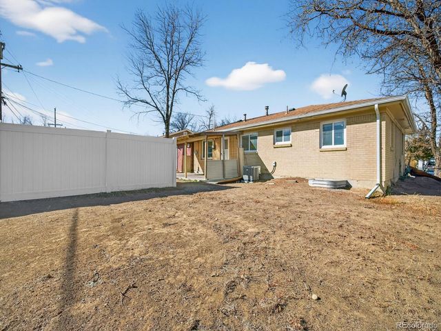 950 Jamaica St, Aurora, CO 80010