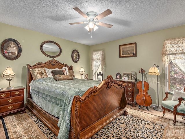 503 Fleetwood Plaza, Laurel Park, NC 28739