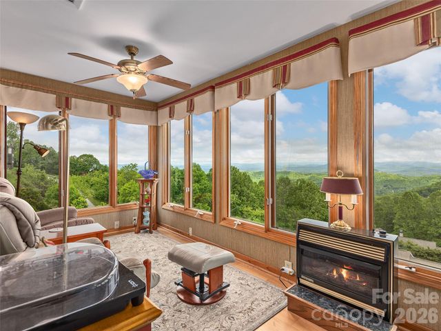 503 Fleetwood Plaza, Laurel Park, NC 28739