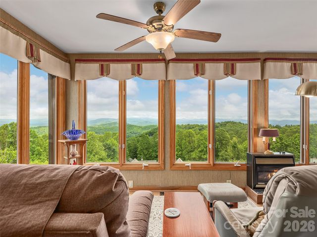 503 Fleetwood Plaza, Laurel Park, NC 28739
