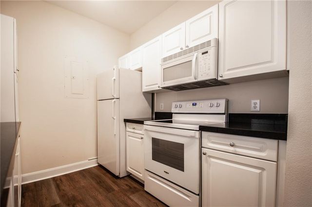 11604 Tomahawk Creek Parkway L, Leawood, KS 66211