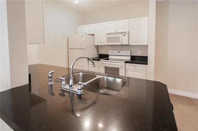 11604 Tomahawk Creek Parkway L, Leawood, KS 66211
