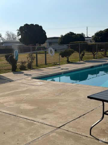 41 Divot Lane, Bakersfield, CA 93308