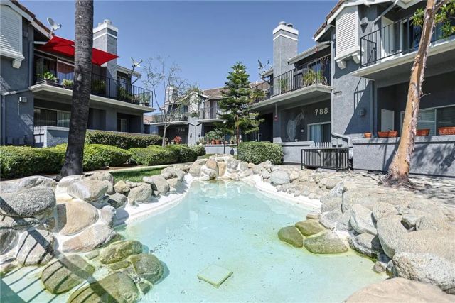 776 E San Bernardino 7, Covina, CA 91723