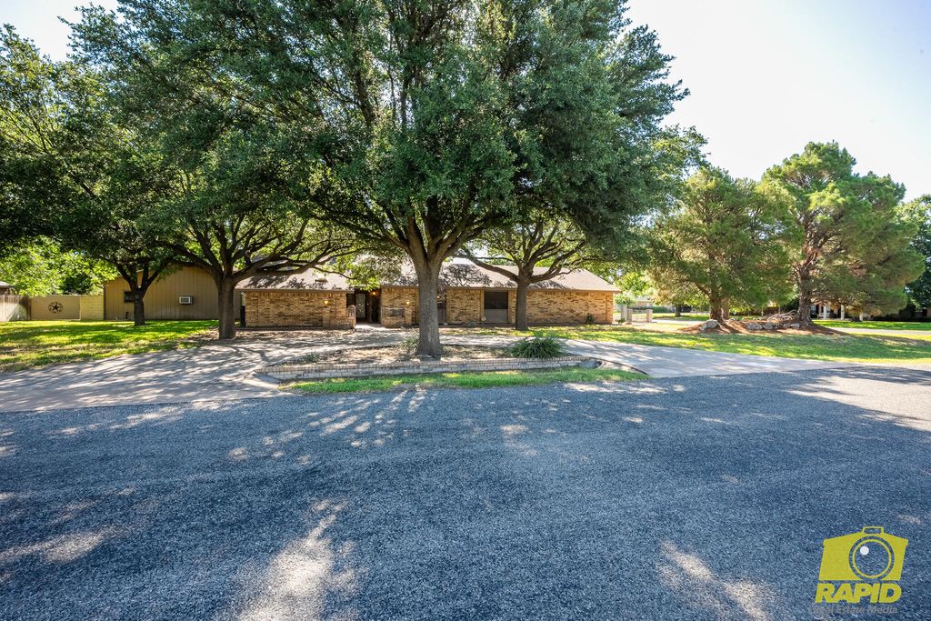 Image 1 of property listing at 6408 Shady Oaks Drive, San Angelo, TX 76904