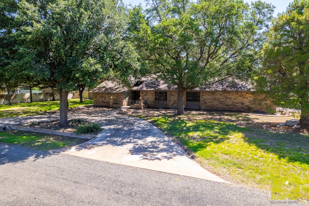 Image 2 of property listing at 6408 Shady Oaks Drive, San Angelo, TX 76904