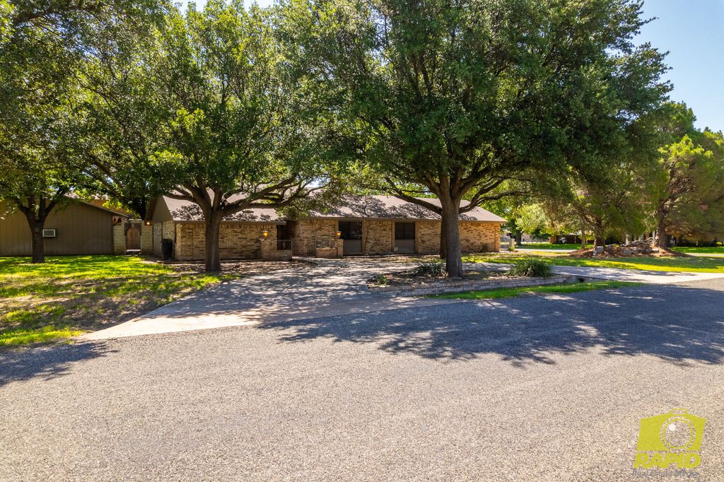 Image 3 of property listing at 6408 Shady Oaks Drive, San Angelo, TX 76904
