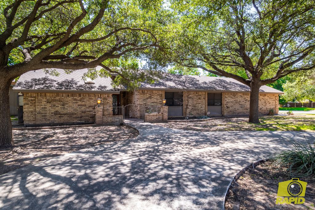 Image 4 of property listing at 6408 Shady Oaks Drive, San Angelo, TX 76904