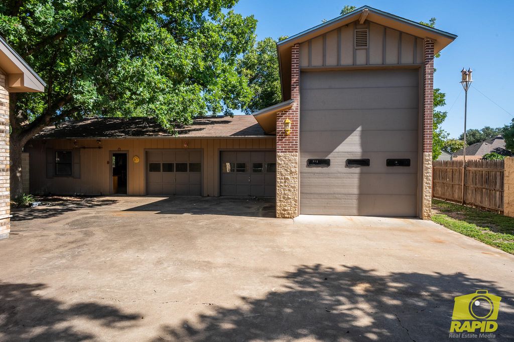 Image 5 of property listing at 6408 Shady Oaks Drive, San Angelo, TX 76904
