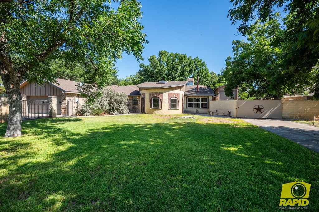 Image 6 of property listing at 6408 Shady Oaks Drive, San Angelo, TX 76904