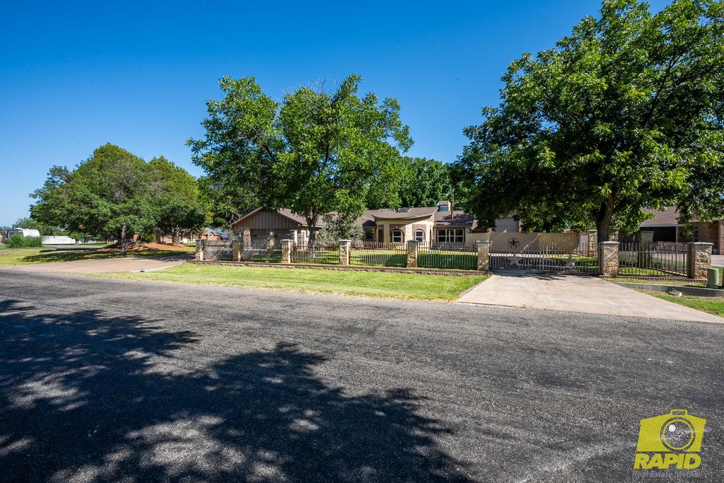 Image 7 of property listing at 6408 Shady Oaks Drive, San Angelo, TX 76904