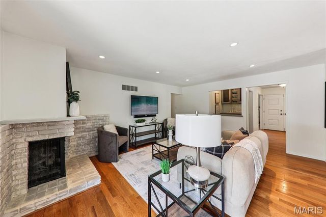 1142 Richland Drive, Chesterfield, MO 63017