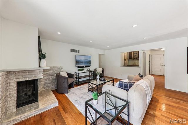 1142 Richland Drive, Chesterfield, MO 63017
