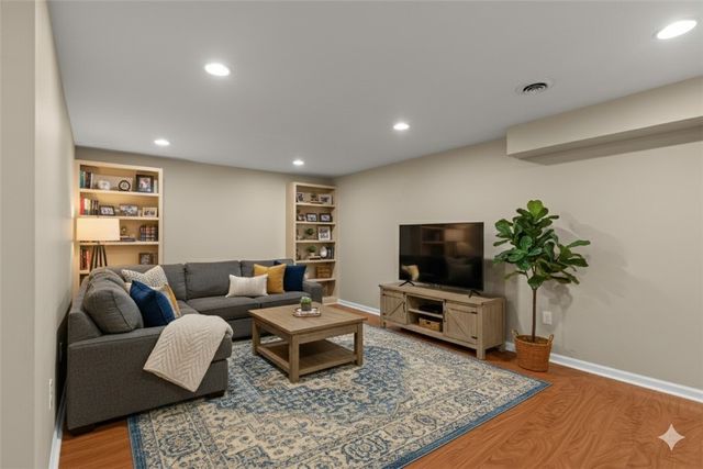 1100 Meadowbrook Dr, Canonsburg, PA 15317