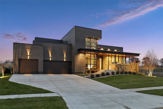 11925 Meadow Springs Drive, Johnston, IA 50131