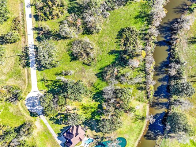 1031 Winchester Trail, Angleton, TX 77515