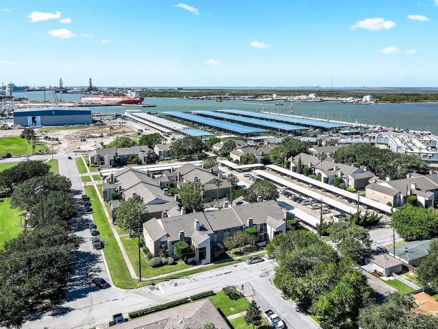 7065 N Holiday Drive, Galveston, TX 77550