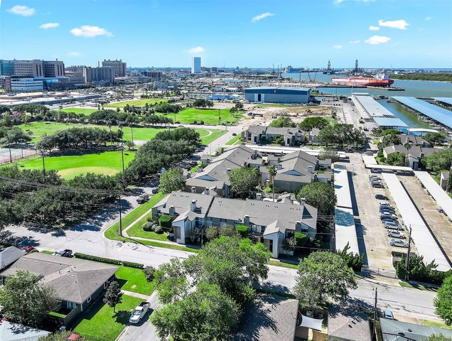7065 N Holiday Drive, Galveston, TX 77550