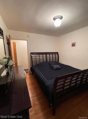 8443 RIVERDALE Street, Dearborn Heights, MI 48127