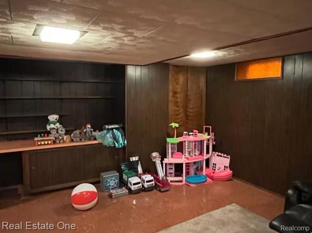8443 RIVERDALE Street, Dearborn Heights, MI 48127