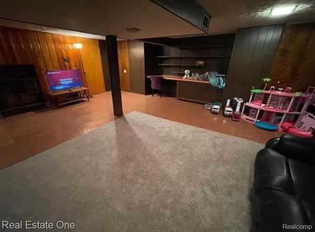 8443 RIVERDALE Street, Dearborn Heights, MI 48127