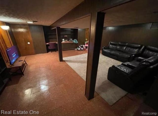 8443 RIVERDALE Street, Dearborn Heights, MI 48127