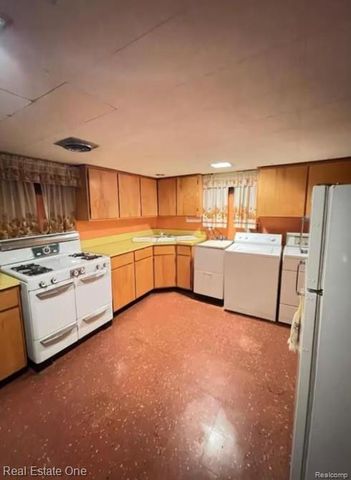 8443 RIVERDALE Street, Dearborn Heights, MI 48127