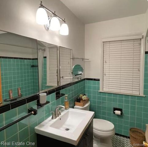 8443 RIVERDALE Street, Dearborn Heights, MI 48127