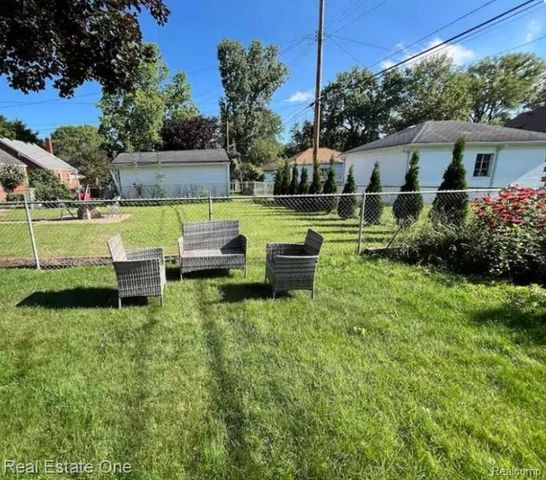 8443 RIVERDALE Street, Dearborn Heights, MI 48127